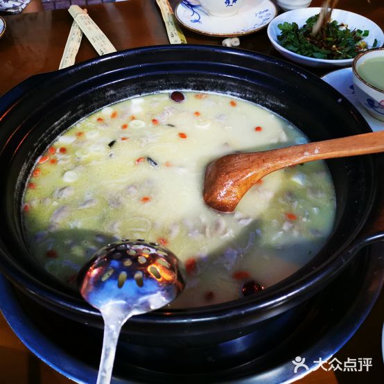 老坛子豆汤肥肠鱼