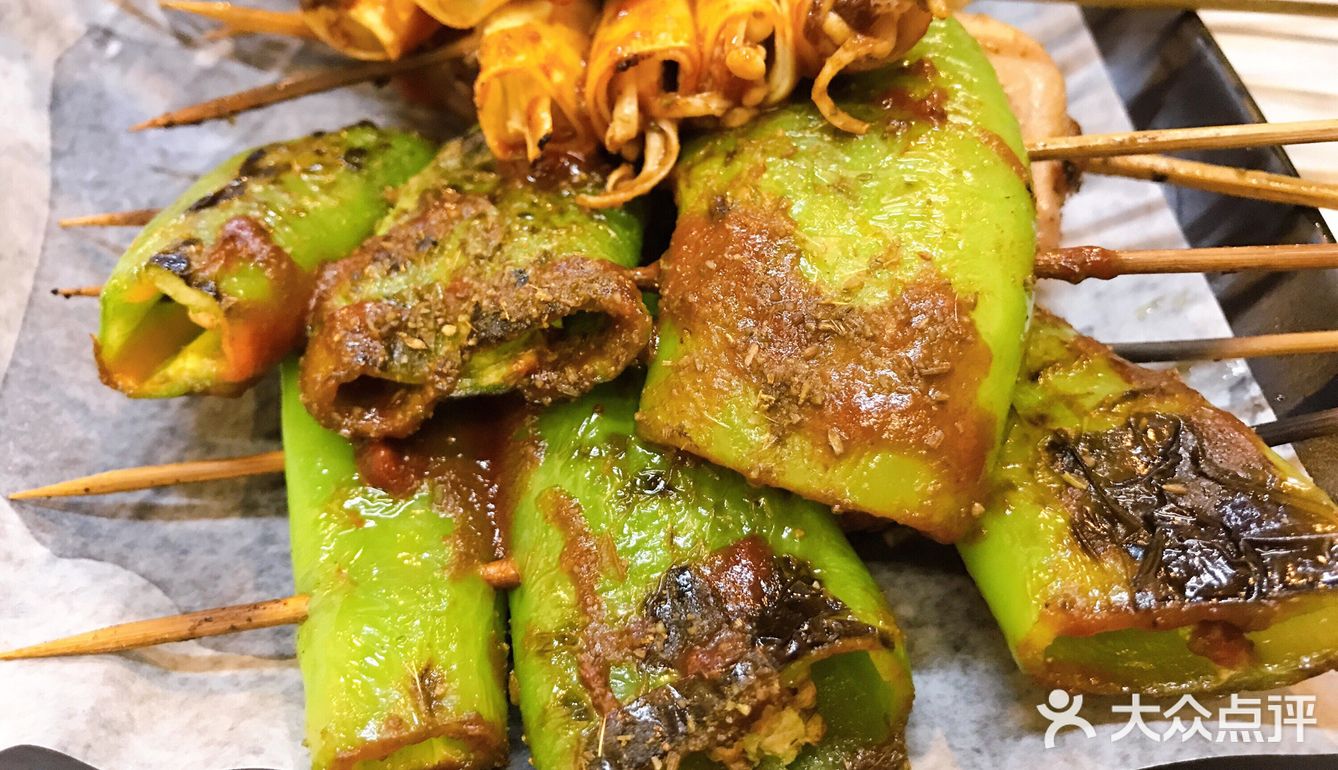 夏日初尝砂锅烤串，秘制烤鸡腿肉果然甜美配酒