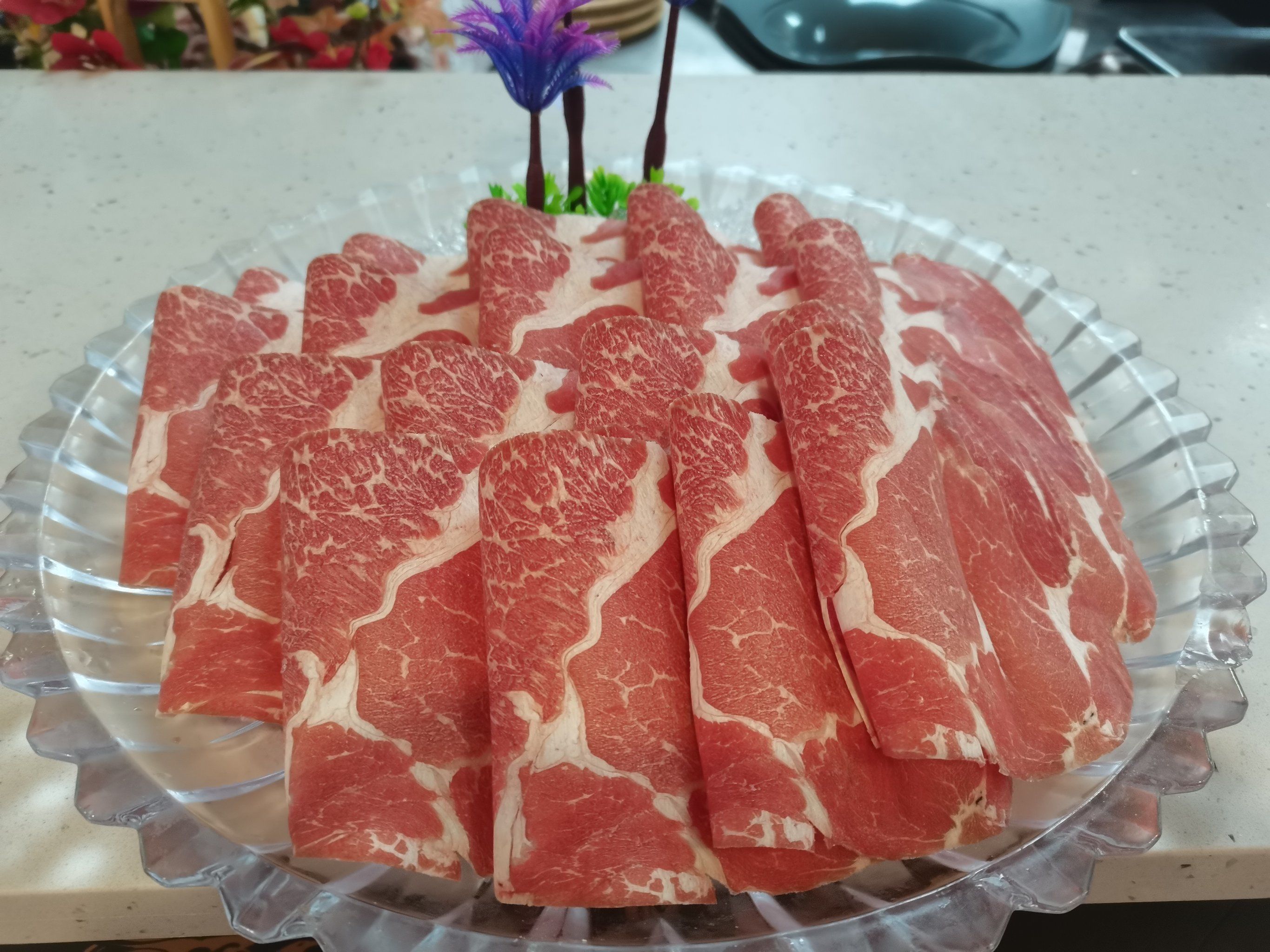 牛上脑是位于肩颈部靠后,脊骨两侧的牛肉