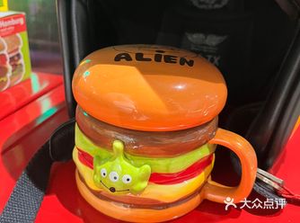 很长时间没有来吃了。 老板不但是汉堡上了新款。