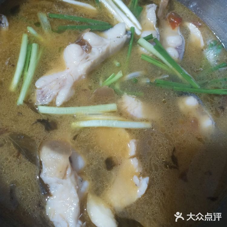 我煮酸菜鱼喜欢买鲢鱼，鲢鱼肉比较嫩