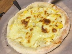 榴莲爱上芝士比萨-花腰餐吧Bistro烧烤 傣味(传媒大学店)