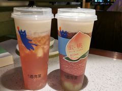 手舂草莓奶缇-%百分茶(江阴万达店)