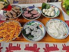 -刘姐啤酒鱼民族演艺餐厅(西街总店)