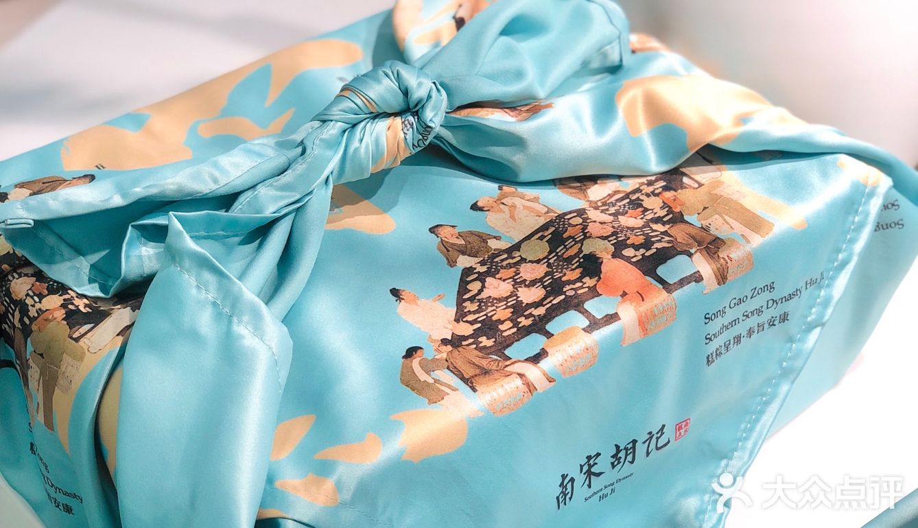 今年还有店里的特色糕点，绿豆糕和定胜糕