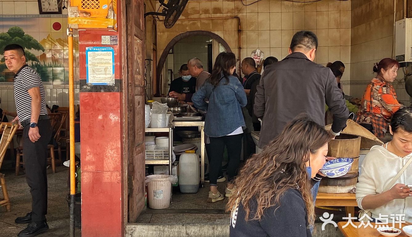 乡镇卡卡里的老馆子，11点就像吃酒一样，人均25吃饱