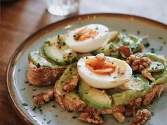 牛油果煮蛋吐司-RAC BAR(安福路店)