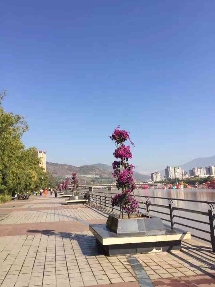 河滨公园-"米易县比较大的一个公园,这边环境比较好,.