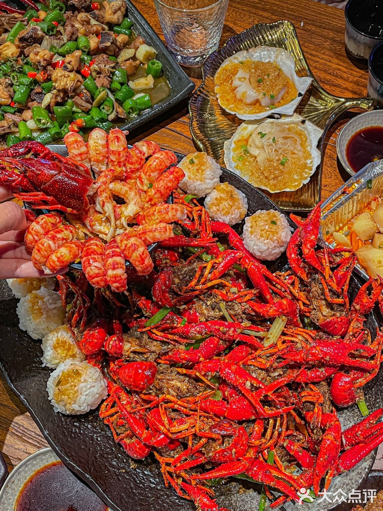 我们4个人点了一大桌子的菜！-