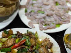 红糖馒头配秘制回锅肉-凯华海鲜火锅·传承三十六年