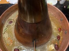 -果松木炭酸菜铜火锅·外婆参鸡汤