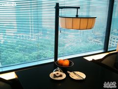 很喜欢这个灯,窗外是静安公园-上海璞麗酒店