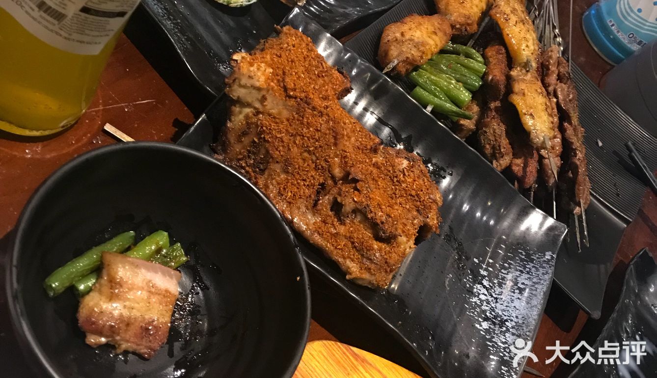 烧烤种类挺多，荤素都有。额外还有炸鸡架鸡脖子