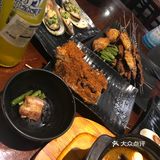 烧烤种类挺多，荤素都有。额外还有炸鸡架鸡脖子