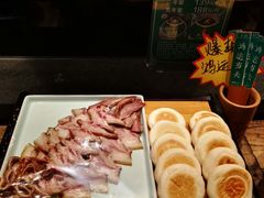 -帅巴人舅母子腊蹄民俗村