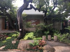 -Chom Cafe and Restaurant