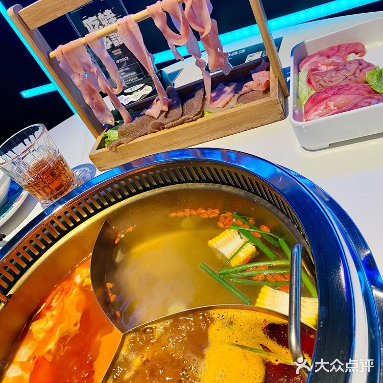 广州火锅店｜像酒吧一样的牛蛙火锅店？！