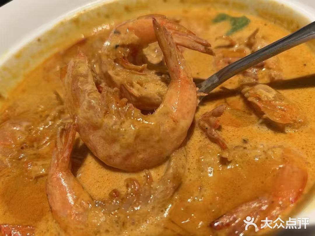 樽汇餐厅提供了一系列精致的菜品。热腾腾的酸辣汤