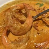 樽汇餐厅提供了一系列精致的菜品。热腾腾的酸辣汤