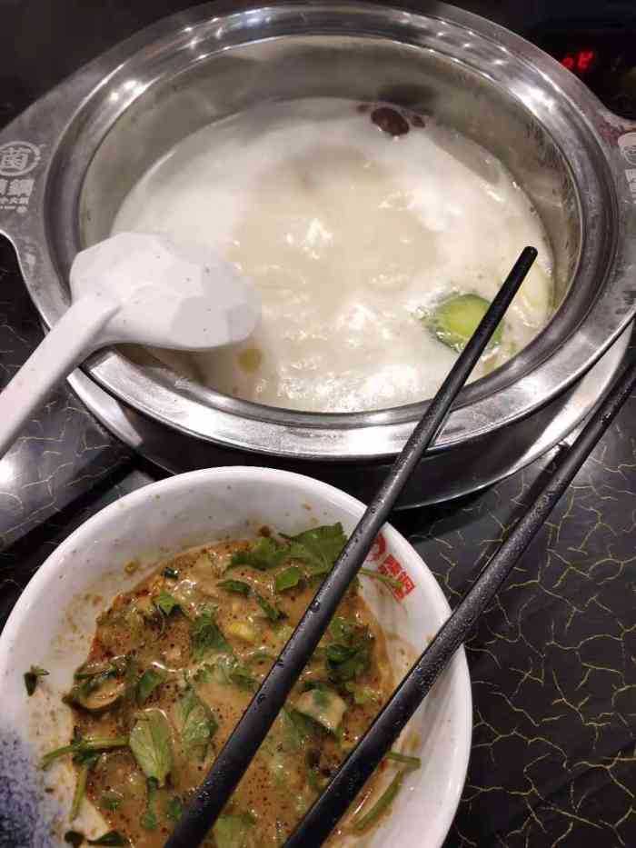 陈钢串串香-"吃过的旋转小火锅也不少,这是唯一一个这么.