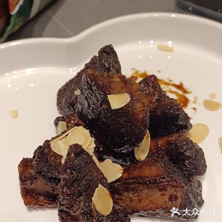 老门东的这家侯品。这么说吧，能把姓氏放在店招上的