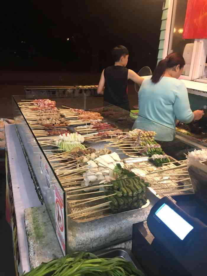 路边烧烤摊-"蛮多当地人的一家店 跟着地址走就到了 边.