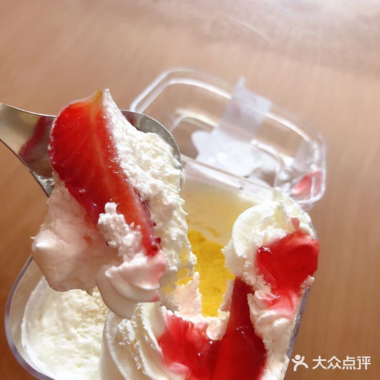 红丝绒外卖自观泉路附近的爱购超市，草莓杯是朋友送的