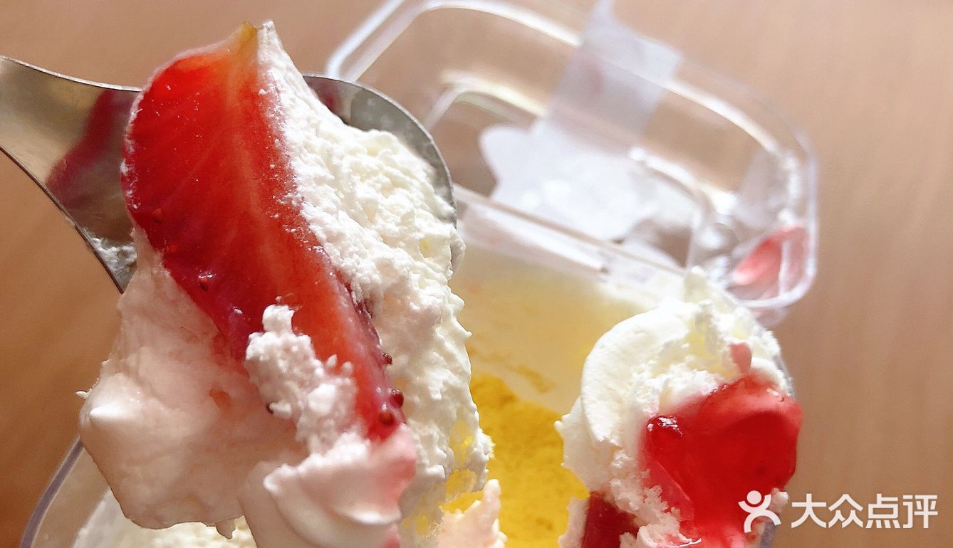 红丝绒外卖自观泉路附近的爱购超市，草莓杯是朋友送的