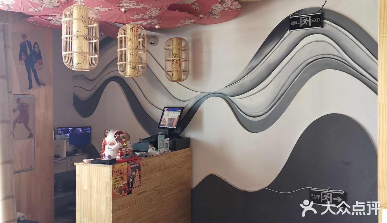 大门口便是店铺的门头，很好找