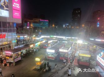 超火的夜市美食街+超棒的Shopping Mall