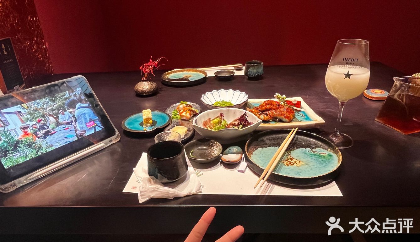 一个人边吃日料边看蜡笔小新是种什么体验？