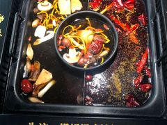 -老牌坊云南鱼豆花火锅(哈西万达店)