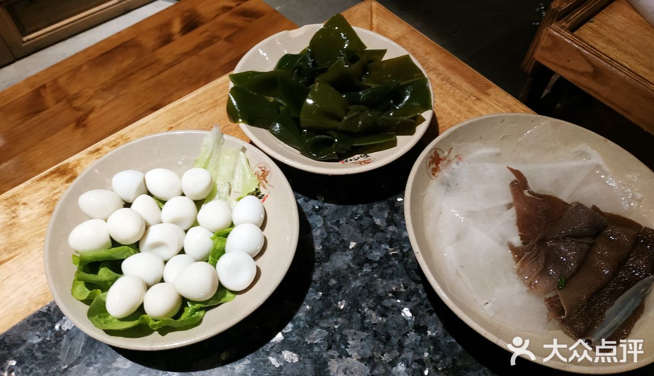 人不是很多，因为不能吃辣另外点了一整个菌汤锅