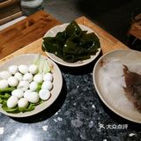人不是很多，因为不能吃辣另外点了一整个菌汤锅