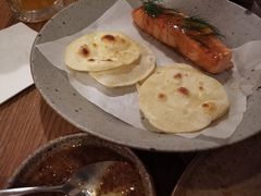 烟熏三文鱼配烤饺子皮和芥末籽酱-BOR Eatery(安福路店)