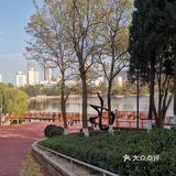 很惊艳，修了人工湖环湖公路，风景独好