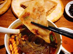 嗖嗖酸辣粉-甲乙饼·北京手工肉饼(西直门凯德茂店)