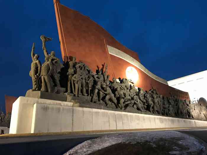 万寿台大纪念碑-"人民领袖的铜像 周边是个广场 朝鲜人不多.