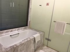 -上海滴水湖皇冠假日酒店