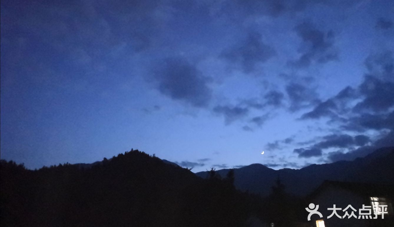 溪水水不深，基本就是齐膝盖