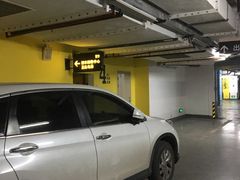 -丽丰购物中心·停车场