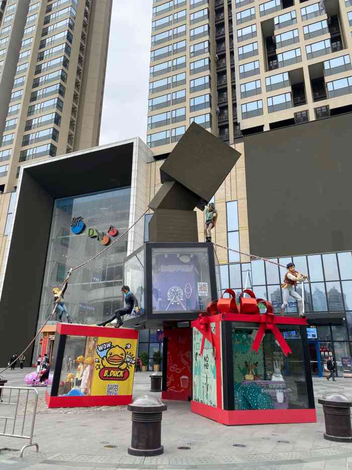 新dna购物中心-"商场很新很大,位于魁奇路地铁口上方,一共.
