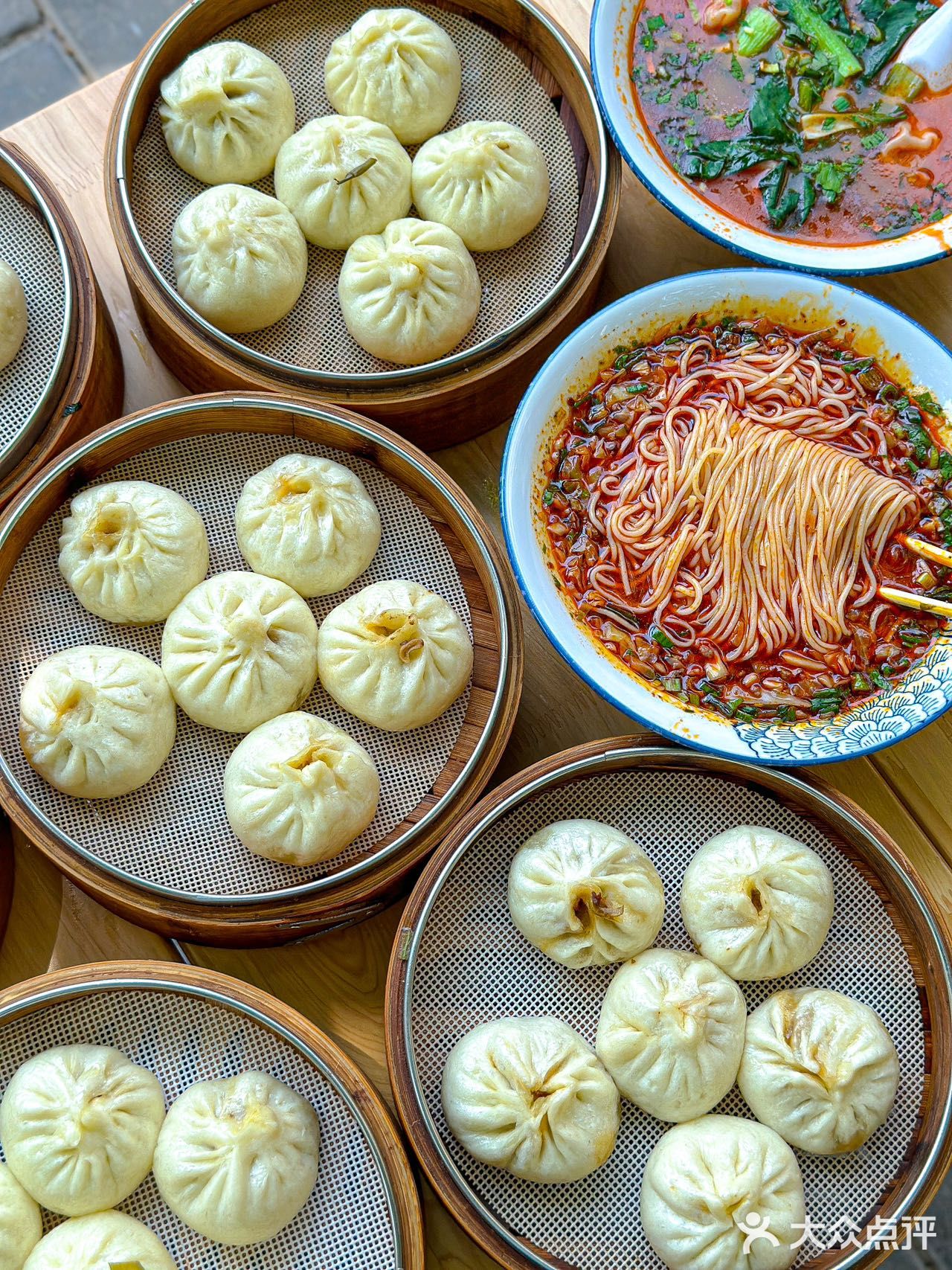 震惊！西安这家包子店排队有30米了吧！