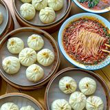 震惊！西安这家包子店排队有30米了吧！