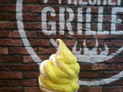 双色菠萝雪冰甜筒-汉堡王(北京三里屯购物中心)