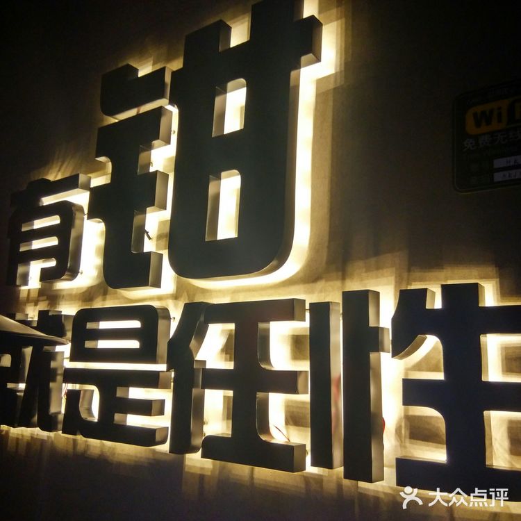 靠近南昌路，室外环境可谓安静优雅。餐厅内部空间也很大