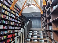 -钟书阁(松江泰晤士小镇店)