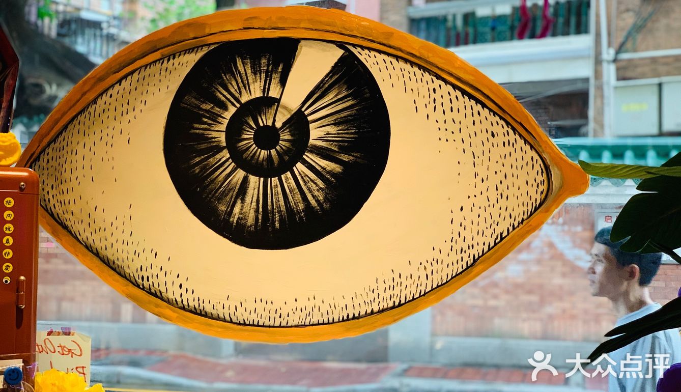 眼睛… 我是一個喜歡收藏 眼睛裝飾品的愛好者！