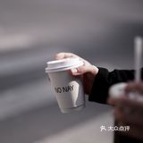 「现所弄堂里最浪漫的门头，在光影中开满了咖啡之花。」