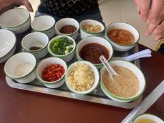 制作沾水的调料-朝伟清真铜瓢牛肉馆(三十年老·店)